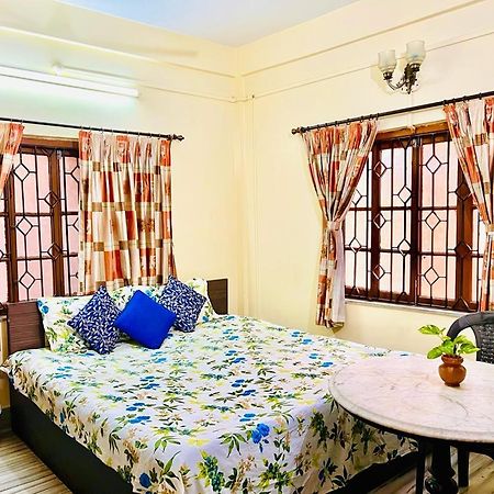 Spacious Apt With Antique Furniture ,Ac & Kitchen コルカタ エクステリア 写真