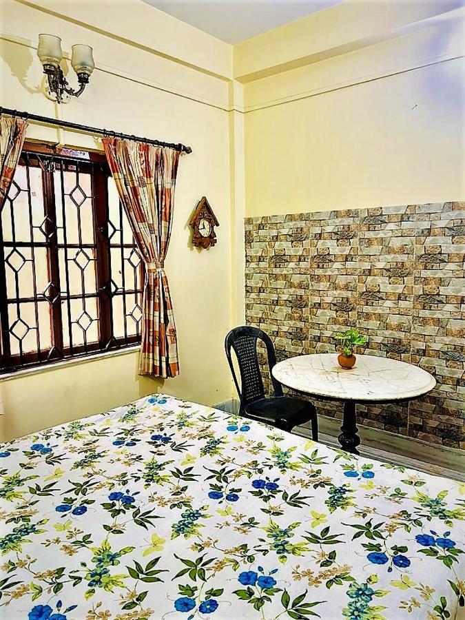 Spacious Apt With Antique Furniture ,Ac & Kitchen コルカタ エクステリア 写真