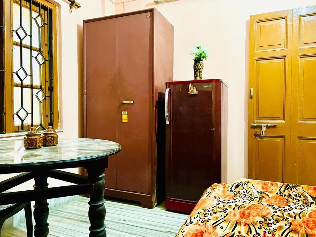 Spacious Apt With Antique Furniture ,Ac & Kitchen コルカタ エクステリア 写真