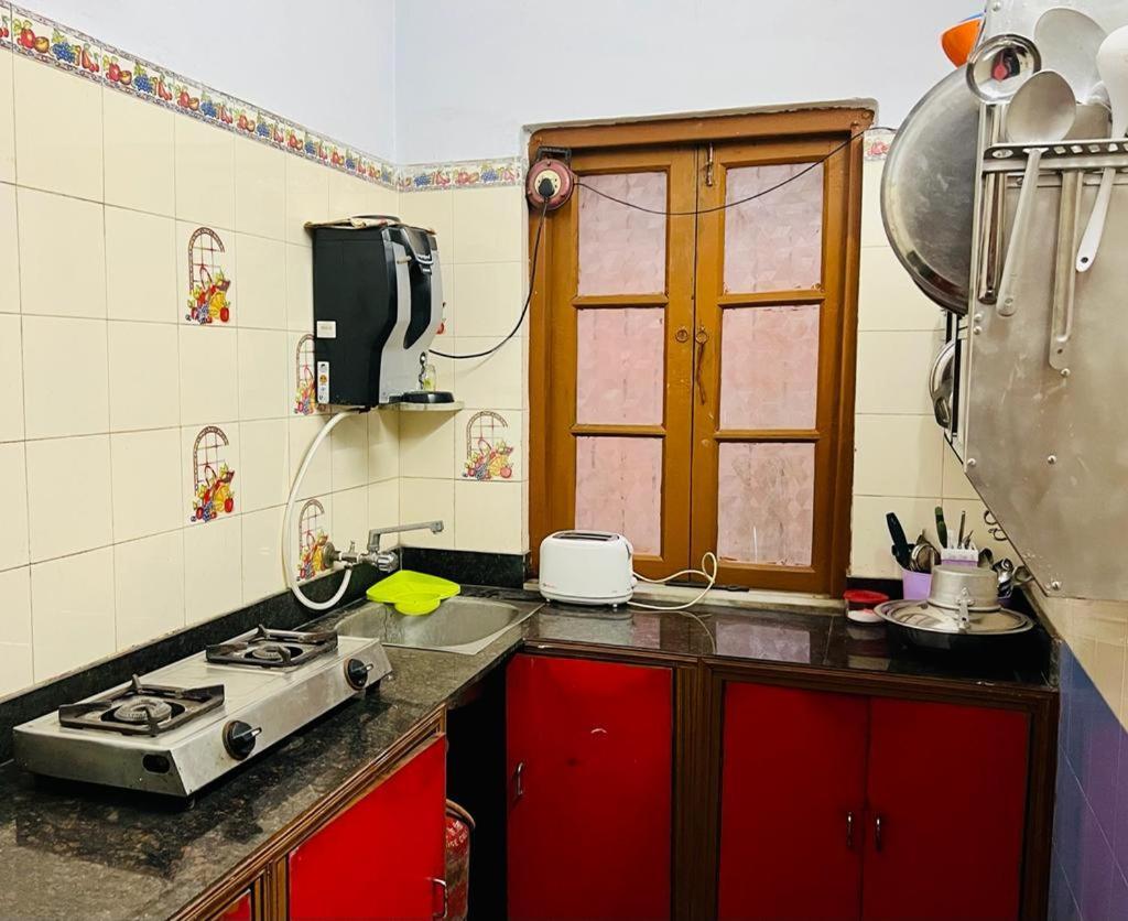 Spacious Apt With Antique Furniture ,Ac & Kitchen コルカタ エクステリア 写真
