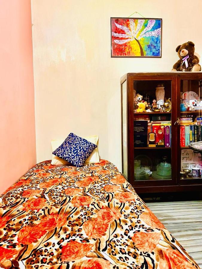 Spacious Apt With Antique Furniture ,Ac & Kitchen コルカタ エクステリア 写真